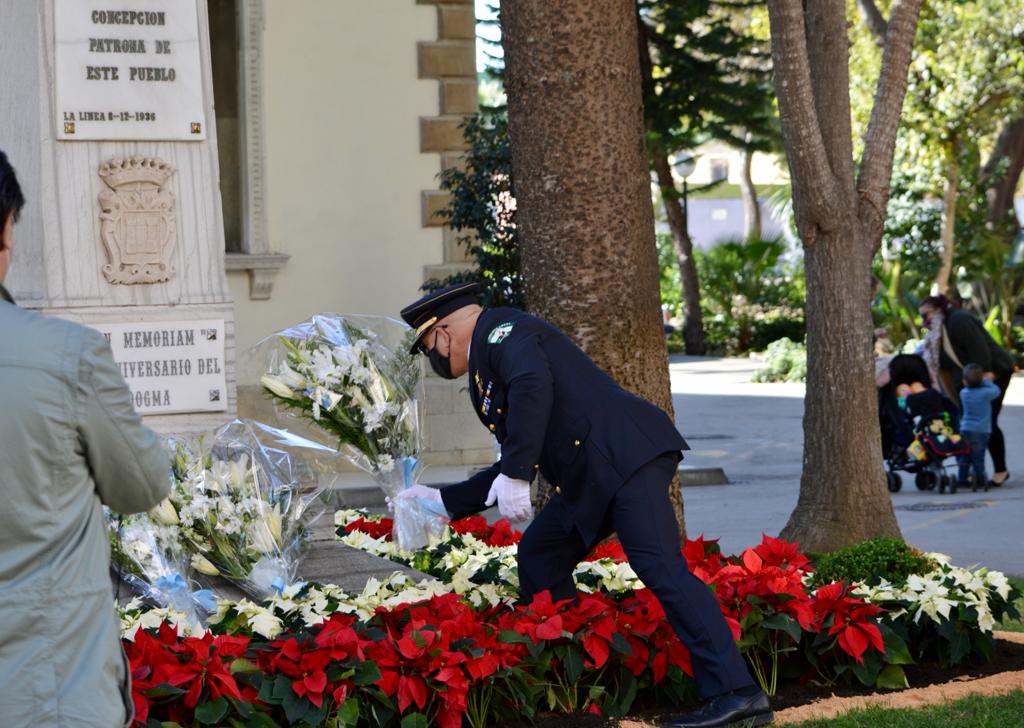 Ofrenda de flores a la Patrona por el oficial de la Policía, Javier Caamaño.