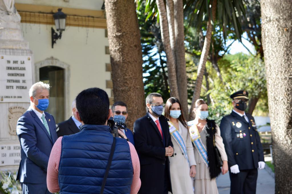 El alcalde, Juan Franco,, la Reina y la Primera Dama de la Feria y el oficial Caamaño.