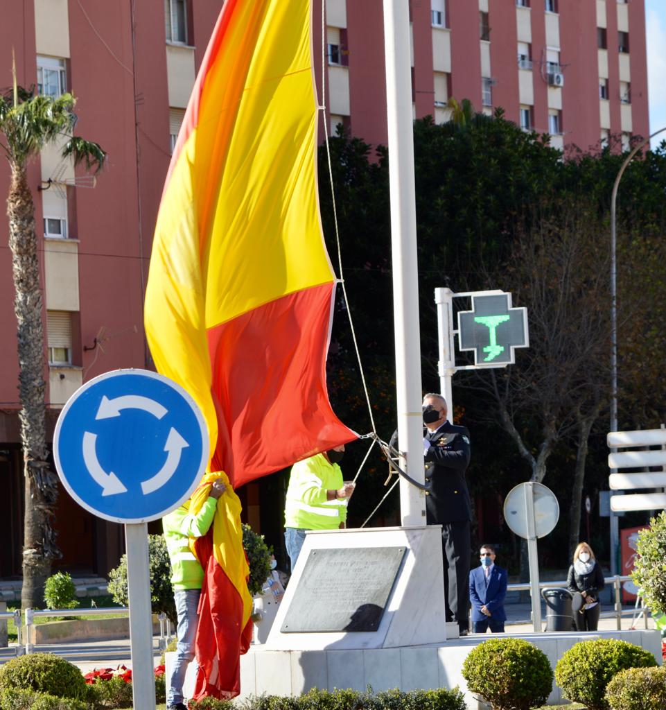 Momento de la iazada de la Enseña Nacional en el Día de la Constitución Española.